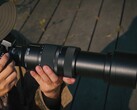 A LUMIX S 100-500mm f5-7.1 (a képen) a Panasonic L-bajonettes objektívjei közül a leghosszabb zoomtartományú. (Kép forrása: Panasonic)