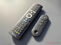 Bal oldalon az okostévé távirányítója; jobb oldalon a tálalószekrénybe épített tévéemelőé.