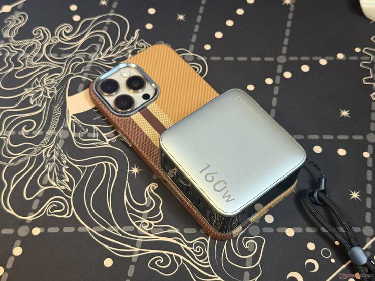 Az ötcsatlakozós Ugreen Nexode Pro 160 W az iPhone 16 Pro Max tetején