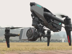 A Xiaomi egy kicsit túllépett a videómintán. Képeken: Xiaomi 17 Ultra egy drónhoz csatlakoztatva. (Kép forrása: Xiaomi)