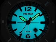 A Casio Pro Trek PRJ-01AE-8 sötétben türkizkékre világít, megvilágított mutatókkal és számlappal.