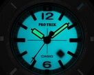 A Casio Pro Trek PRJ-01AE-8 sötétben türkizkékre világít, megvilágított mutatókkal és számlappal.