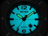 A Casio Pro Trek PRJ-01AE-8 sötétben türkizkékre világít, megvilágított mutatókkal és számlappal.