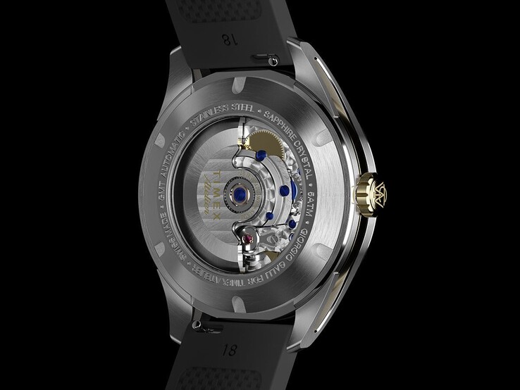 A Timex Atelier GMT Première M1a hátulnézete, amelynek betekintő hátlapján át látható az automata GMT-szerkezet.