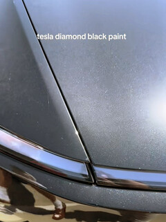 Az új Y modell Diamond Black színének megjelenése a napsütésben. (Kép forrása: Katalina/TikTok)