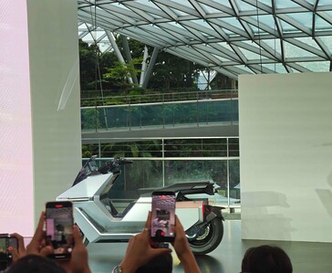 Omoway OMO X önegyensúlyozó elektromos motorkerékpár a színpadon.