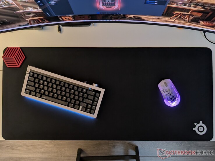 Aerox 3 Wireless Gen 2 a QcK Heavy XXL egérpadon.