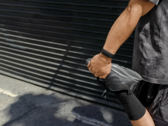 A Fitbit Charge 6 okosórája (a képen) új frissítést kap. (Kép forrása: Google)
