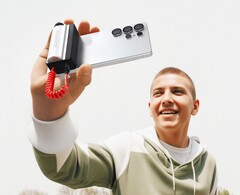 A Sharge új Grip Power Bankja (a képen) egyben kameratávirányító is. (Kép forrása: Sharge)