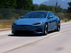 A 2026-os Tesla Model S Plaid az új Frost Blue Metallic színben (Kép forrása: Jay Leno Garage/YT)