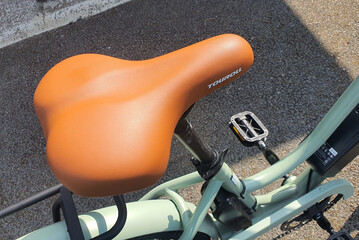 A Touroll B2 e-bike szép és kényelmes nyerge