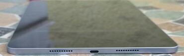 Balra: Hangszóró, USB 3.2 port és hangszóró