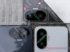 A Poco F7 több mint 2 millió pontot érhet el az AnTuTun. A képen: a telefon három színben. (Kép forrása: Notebookcheck)