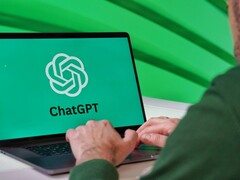 Egy férfi egy laptopon gépel, a képernyőn látható a ChatGPT logó