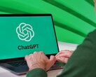 Egy férfi egy laptopon gépel, a képernyőn látható a ChatGPT logó