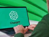 Egy férfi egy laptopon gépel, a képernyőn látható a ChatGPT logó
