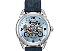 A Citizen FE7097-05W Eco-Drive karóra égkék számlappal rendelkezik