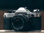 A Canon EOS R8 Mark II tervezése állítólag a Canon AE-1-ből merített ihletet.