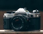 A Canon EOS R8 Mark II tervezése állítólag a Canon AE-1-ből merített ihletet.