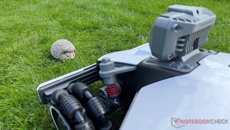 A Mammotion Luba Mini AWD LiDAR tökéletesen teljesít az akadályok felismerésében
