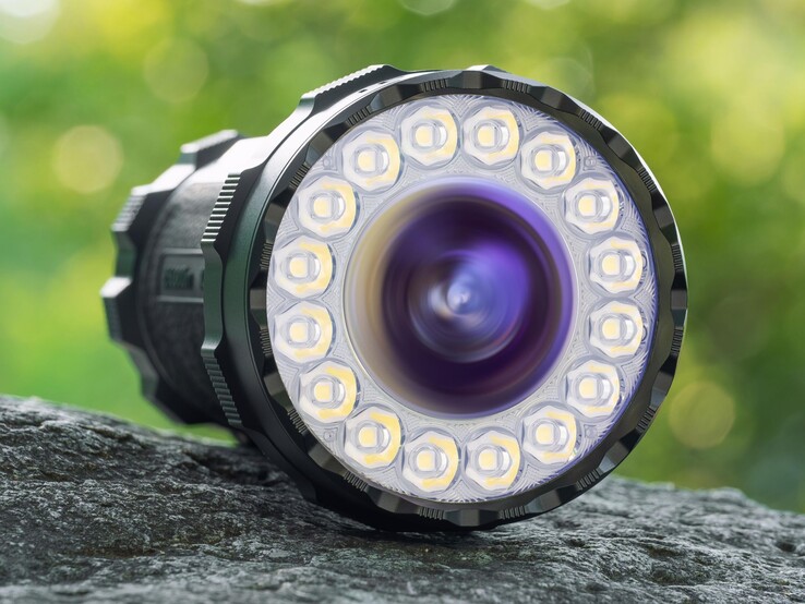 Az Olight Marauder 3 központi fénycsóvája aszférikus lencsével rendelkezik, széles sugárzású fényéhez pedig egy LED-gyűrű szolgál.