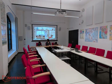 A szemináriumi terem, egy Zoom résztvevővel, aki később csatlakozik a teremhez