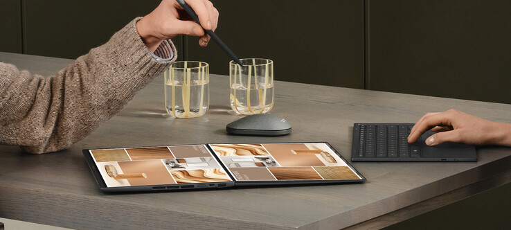 A Zenbook Duo 2026 a régebbi modellekkel ellentétben laposan feküdhet az asztalon. (Kép forrása: Asus)