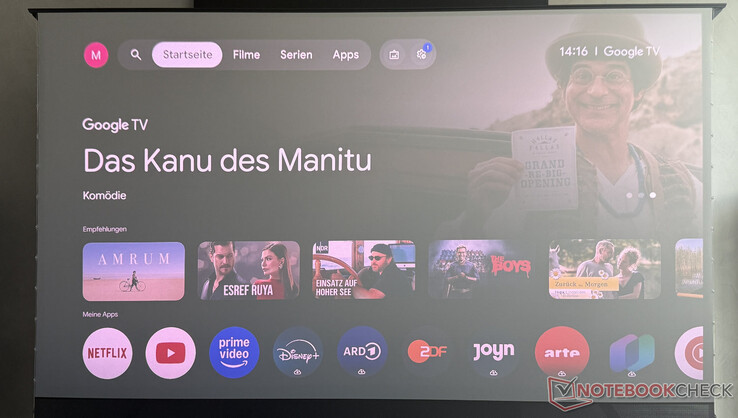Az AWOL Vision a Google TV-t használja, ismerős felhasználói felülettel (nappali felvétel)