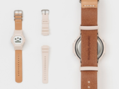 A Casio G-Shock x Hender Scheme DW-5900 kollab karóra (a képen) teljesen bézs színű gyanta tokkal és áttetsző fehér számlapokkal rendelkezik, kézzel készített bőrszíjjal párosítva. (Kép forrása: Hender Scheme via Instagram)))