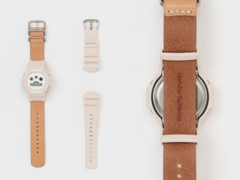 A Casio G-Shock x Hender Scheme DW-5900 kollab karóra (a képen) teljesen bézs színű gyanta tokkal és áttetsző fehér számlapokkal rendelkezik, kézzel készített bőrszíjjal párosítva. (Kép forrása: Hender Scheme via Instagram)))