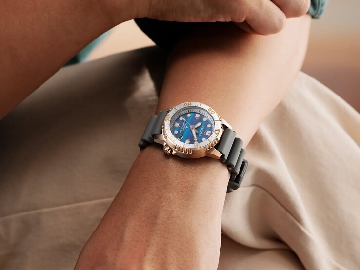 A 36,5 mm-es tok a modern búvárórák kompaktabb változatát kínálja.