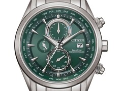 Citizen World Chronograph A.T. AT8260-85X karóra zöld számlappal, rozsdamentes acél tokban és karkötővel, három kis számlappal és világidő-skálával.