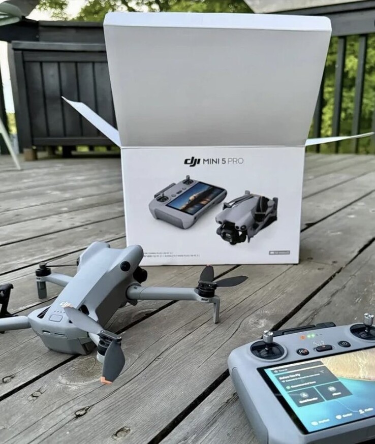 A DJI Mini 5 Pro dobozának belseje: Maga a mini drón és az RC2 vezérlő. (Kép forrása: @KietN7650)