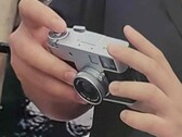 A Fujifilm XHalf kompakt fényképezőgép kézzel fogható képe. 