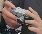 A Fujifilm XHalf kompakt fényképezőgép kézzel fogható képe. 
