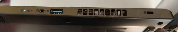 jobb oldal: 3,5 mm-es audiocsatlakozó, USB-A 3.0, Kensington-záras nyílás