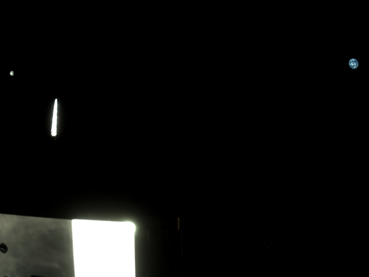 A StowCam által készített képen jobbra a Föld, balra a Hold látható. (A kép forrása: NASA/Goddard/University of Arizona/Lockheed Martin)