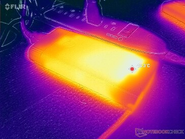 A hálózati adapter nagy terhelés alatt 46 C fölé melegszik