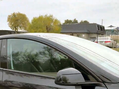 Tesla Model Y Austinban, felügyelő nélkül az autóban. (Kép forrása: Mandablorian/X)