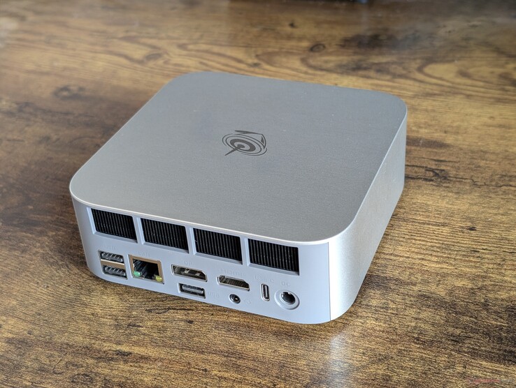 Hátul: 2x USB-A 3.2 Gen. 2 (10 Gbps), RJ-45 (2,5 Gbps), DisplayPort 1.4, USB-A 2.0, HDMI 2.1, 3,5 mm-es fejhallgató, USB-C 10 Gbps w/ DisplayPort + Power Delivery, hálózati adapter, AC adapter