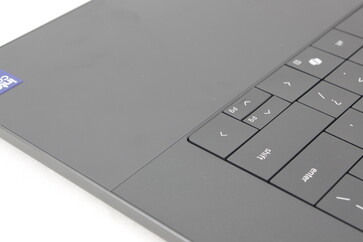 A tenyértámasz és a billentyűzet közötti választóvonal pusztán esztétikai jellegű