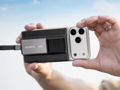 Az Adata SR800 egy 5000 mAh-s vezeték nélküli power bank, amelyhez egy SSD is csatlakozik. (Kép forrása: Adata)