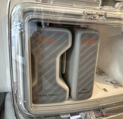 A két mosószeres tartály a plexiüveg mögött