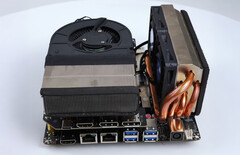 Az FA65G egyedi CPU- és GPU-hűtőkkel, valamint egy ritka MXM GPU-készlettel rendelkezik. (Kép forrása: 小明白 a Youtube-on)