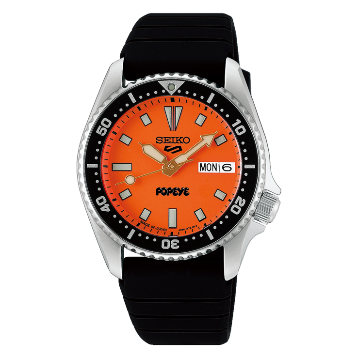 A Seiko 5 Sports x Popeye HDB013 modell elölnézete, amelyen látható a narancssárga számlap és a fekete forgó keret,