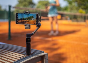 A Hohem V3 Ultra okostelefonos gimbal 1,22 hüvelykes levehető érintőképernyős távirányítóval rendelkezik (Kép forrása: Hohem)