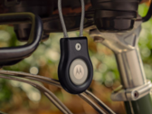 A Moto Tag 2 - a képen egy lógó kulcstartó hüvelyben. (Kép forrása: Motorola)