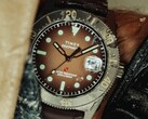 Huckberry x Timex Deepwater Reef 200 búváróra barna számlappal, rozsdamentes acél tokban, fekete kerettel és hozzá illő barna szíjjal.