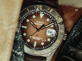 Huckberry x Timex Deepwater Reef 200 búváróra barna számlappal, rozsdamentes acél tokban, fekete kerettel és hozzá illő barna szíjjal.