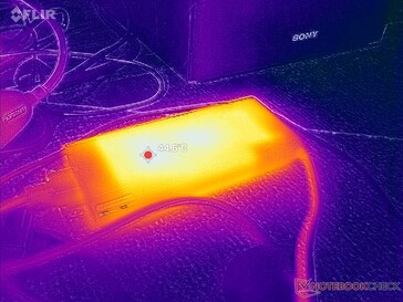 A hálózati adapter igényes terhelés esetén 45 C fölé melegszik